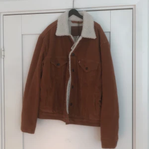 Levis Sherpa Jacka - Levis Sherpa Jacka, oanvänd, storlek XS