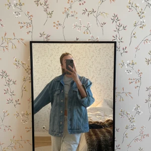 Jeansjacka  - Supersnygg jeansjacka från NA-KD i storlek 36! Säljer då den inte kommit till användning så mycket hemma hos mig:) 