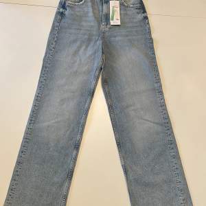 Helt nya med lappen kvar. Idun petite straight jeans i mid blue.  Säljer då de var fel storlek och har glömt att skicka tillbaka. nypris 600 , 