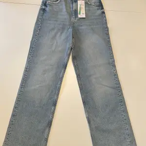 Helt nya med lappen kvar. Idun petite straight jeans i mid blue.  Säljer då de var fel storlek och har glömt att skicka tillbaka. nypris 600 , 