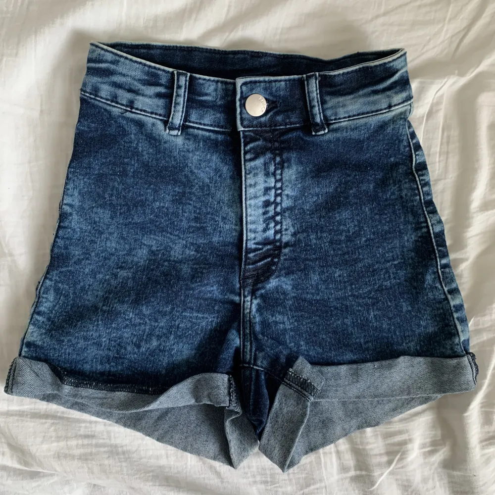 Vintage looking high waisted shorts! Väldigt bekväma och har en fin passform. Endast använda ett fåtal gånger. Ser ut som nya. Säljer pga att dom är för små. 🦋. Shorts.