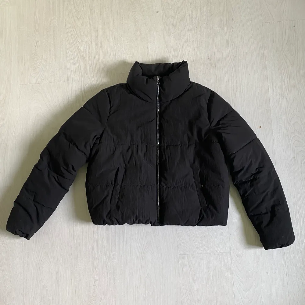 Säljer denna fina svarta jacka ifrån Only som är perfekt till vintern. Det är en lite kortare modell och är i storlek M!🖤🖤. Jackor.
