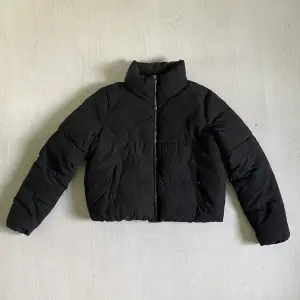 Säljer denna fina svarta jacka ifrån Only som är perfekt till vintern. Det är en lite kortare modell och är i storlek M!🖤🖤