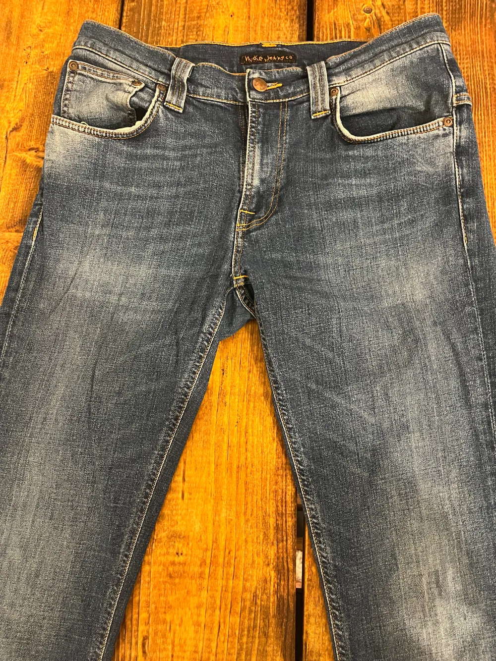 Hej Säljer mina Nudie jeans i toppen skick! Dom är mer jeans blåa i färgen än vad bilderna visar, ser lite gråa ut på bilderna.   32x32  Först till kvarn!. Jeans & Byxor.