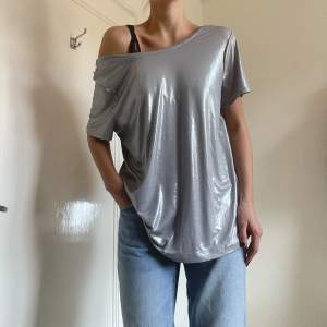 Oversized metallic silver t-shirt i storlek L!