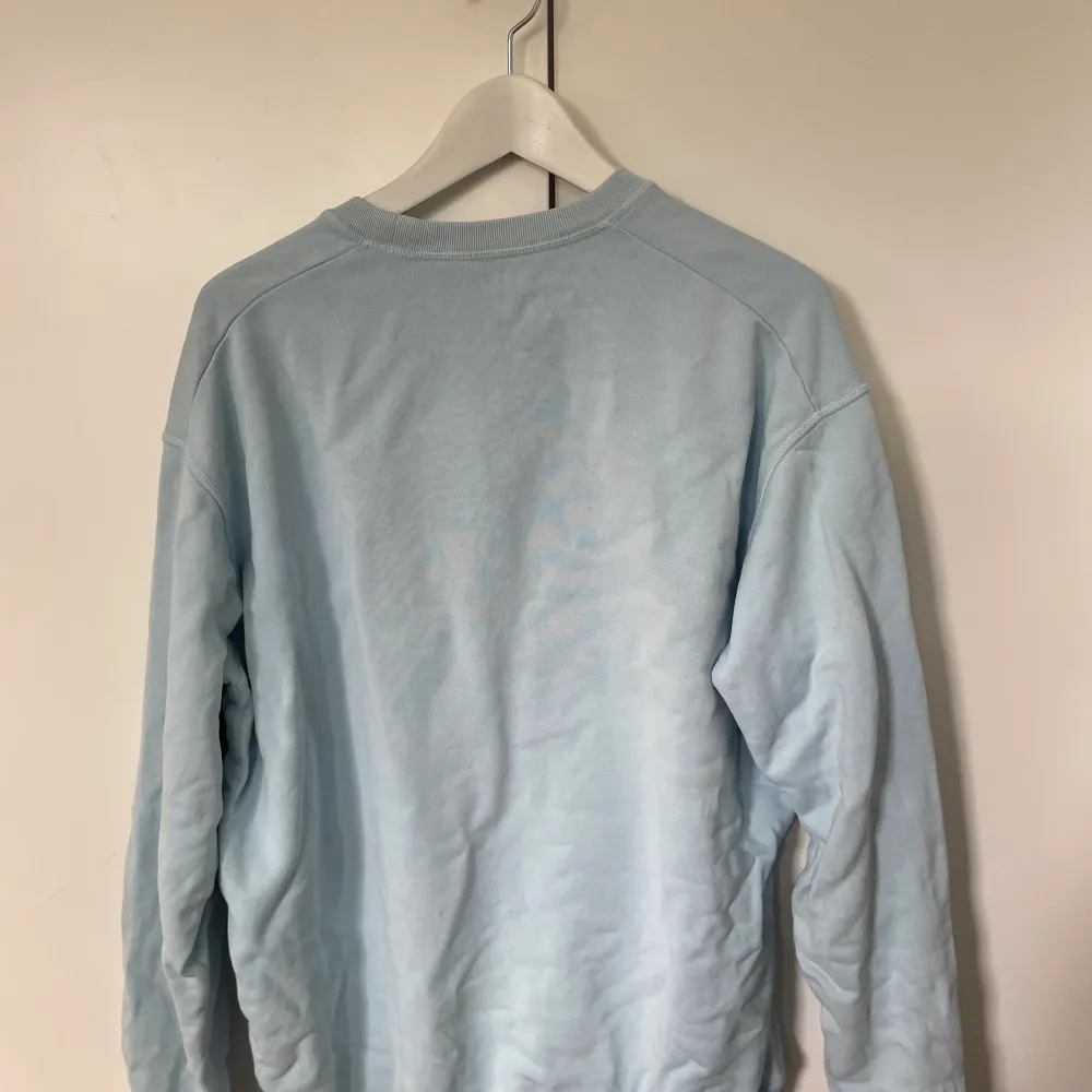Säljer denna ljusblåa dsquared hoodie. Den är i bra skick, endast skrynklig i bilden för att jag inte använt den på så länge, det är bara att tvätta den så blir den som ny. . Hoodies.