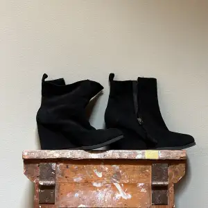 Black mocka heels