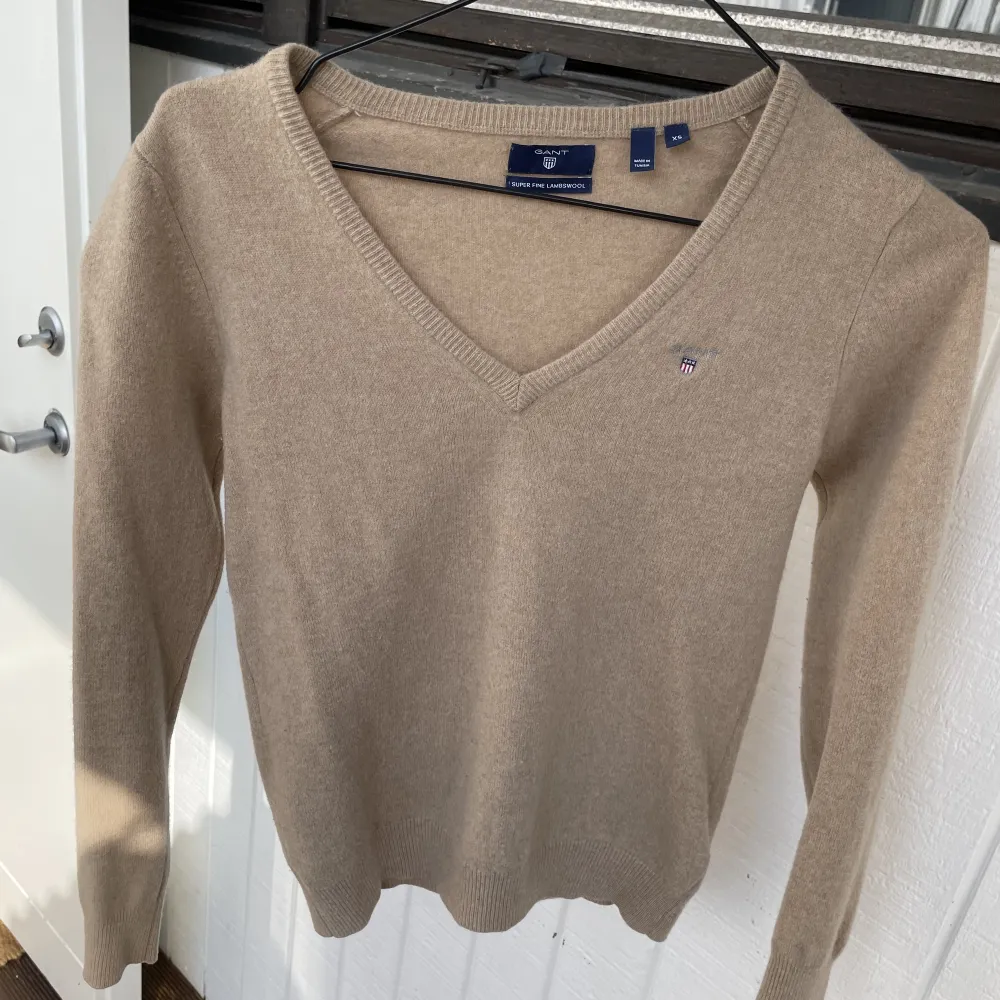 Säljer en väldigt skön beige GANT tröja som knappt är använd. Perfekt till hösten/vintern🍂❄️ Materialet är 100% ull och inte stickigt utan bara mjukt!. Stickat.