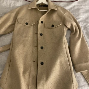 kappa - fin kappa från zara i storlek s, ganska nopprig därav priset men går lätt att få bort 💞