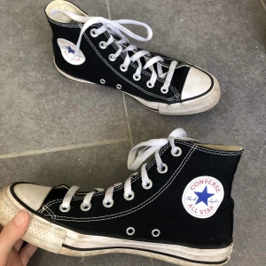 Converse svart - Svarta Converse i fint skick. 
