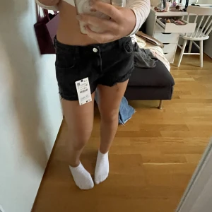 Lågmidjade zara jeansshorts!  - Nu säljer jag dessa assnygga svarta jeansshorts från zara! Helt nya med lapp kvar! Skriv för frågor eller fler bilder! 