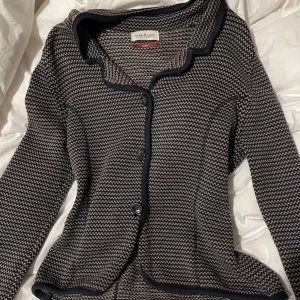 Söt skjorta (?) - söt topp jag hitta på second hand, god skick på den och jag har aldrig använt den. påminner mig om jackie stilen 💄