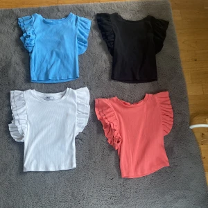 Zara tröjor - Zara tröjor jätte fina och sköna den vita har en liten fläck men den märks inte!!❤️ 1 för 45 alla för 200🫶🏻de är små storleken så e. S är typ xs xxs🩷