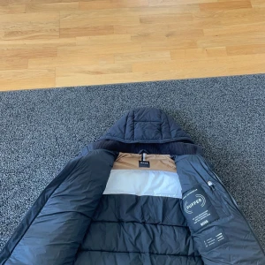 Hugo boss vinter jacka - Dags att sälja vinterjackan (storlek M) passar L också. Använd endast 2 månader förra vintern då jag var bortrest under dec o jan. Jätte skön och varm jacka som är väldigt lätt och bekväm att bära. Säljs pågrund av jag redan har 2 andra vinter jackor.
