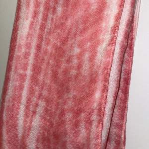 En tunn batikmönstrad rosa scarf, aldrig använt, helt ny. Från Soyaconcept.