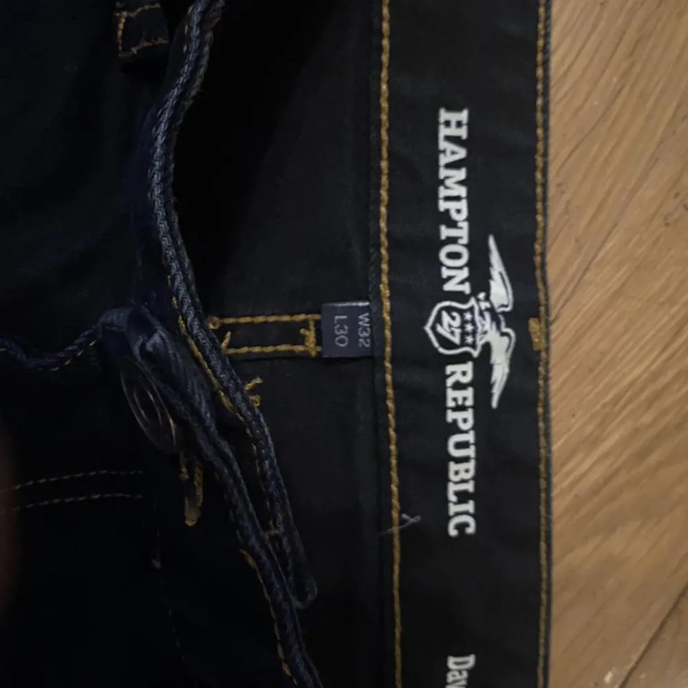 A pair of vintage 00s western slim jeans. Used but have no flaws like brand new! With a midi waist and straight leg. With a little strech, great for that 2000s look  Measurements:  Waist: 32 inch  Leg: 30 inch. Jeans & Byxor.