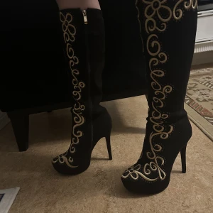 Höga bootsen  - En fin höga boots som passar till fest har använt bara en gång inte mer helt ny utan skada 