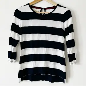 Randig topp/T-shirt med trekvartsärm i mörkblått/vitt från Holly & Whyte by Lindex, använd ett fåtal gånger och i bra skick. Storlek S