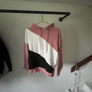 En rosa hoodie med en vit och svart rand på. Storlek xs. 