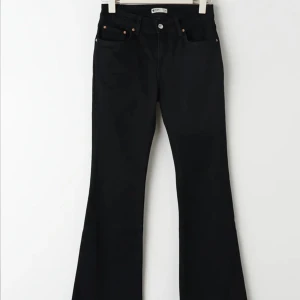 Low waist bootcut jeans  - Low waist bootcut jeans från Gina Tricot, använda ett fåtal gånger. Nypris 499kr, fint skick