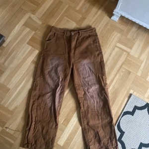 Baggy Jeans med stjärnor  - Baggy bruna jeans knappt använda köpta från supermade i storlek L, är öppen för att förhandla💪🤗