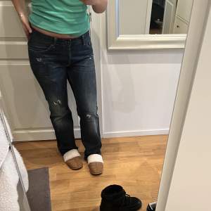 fina raka jeans från Tommy Hilfiger! Storlek passar alla mellan m-L eftersom det är min storlek. Jättelånga jeans (är 175 cm). Märkesjeans så jag säljer för 280 kr. Lågmidjade! Hör av er vid frågor:) 