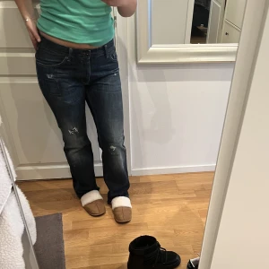 tommy hilfiger Jeans - fina raka jeans från Tommy Hilfiger! Storlek passar alla mellan m-L eftersom det är min storlek. Jättelånga jeans (är 175 cm). Märkesjeans så jag säljer för 280 kr. Lågmidjade! Hör av er vid frågor:) 
