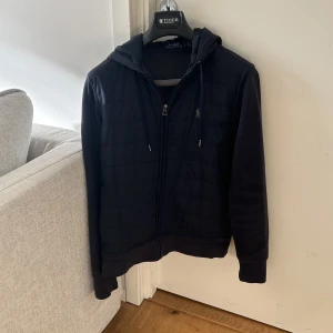 Ralph Lauren Cardigan - Är 184 cm och den sitter lite tight.Väldigt fint skick då den är sparsamt använd.