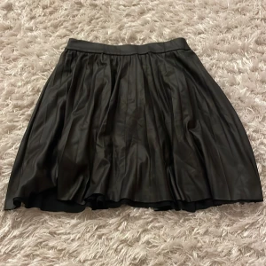 Skinnkjol - En skinnkjol från Zara. Säljer för att den är för kort för mig. Bra skick men tecken på användning. Står ej för frakt.