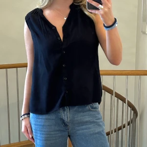 Blus i västmodell - En supersnygg och unik blus i västmodell🎀