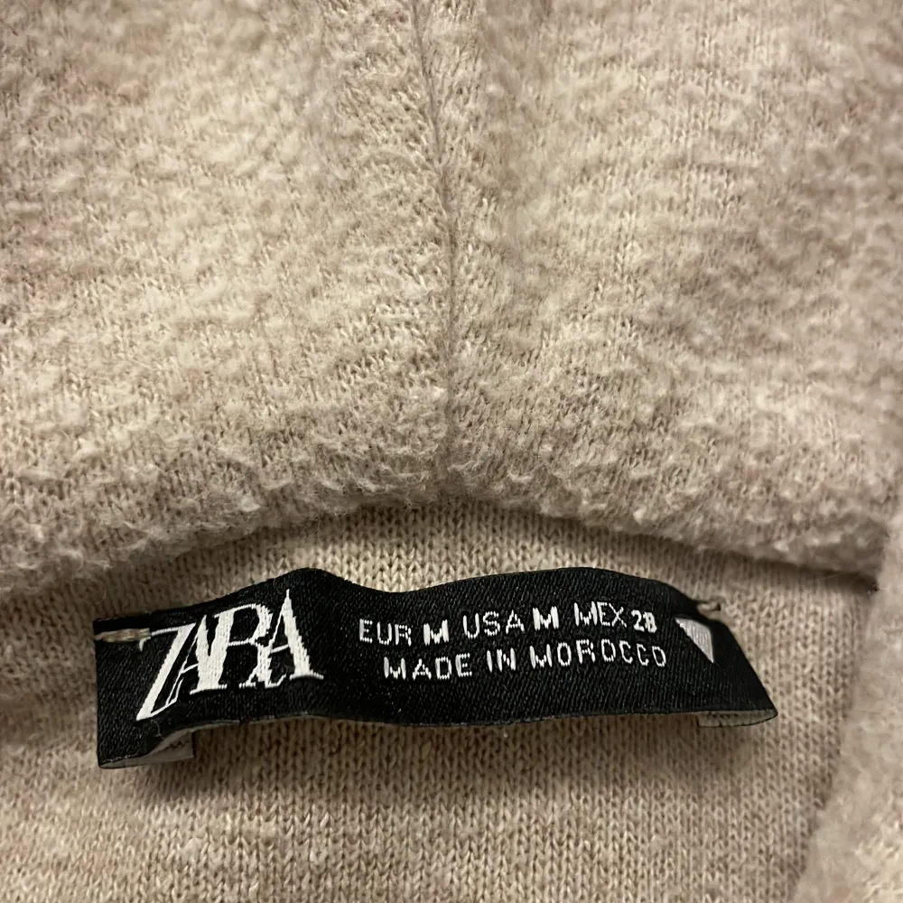 En tjocktröja från Zara, säljer pågrund av att den inte kommer till användning längre. Den är i bra skick men tecken på användning, står ej för frakt😊. Hoodies.