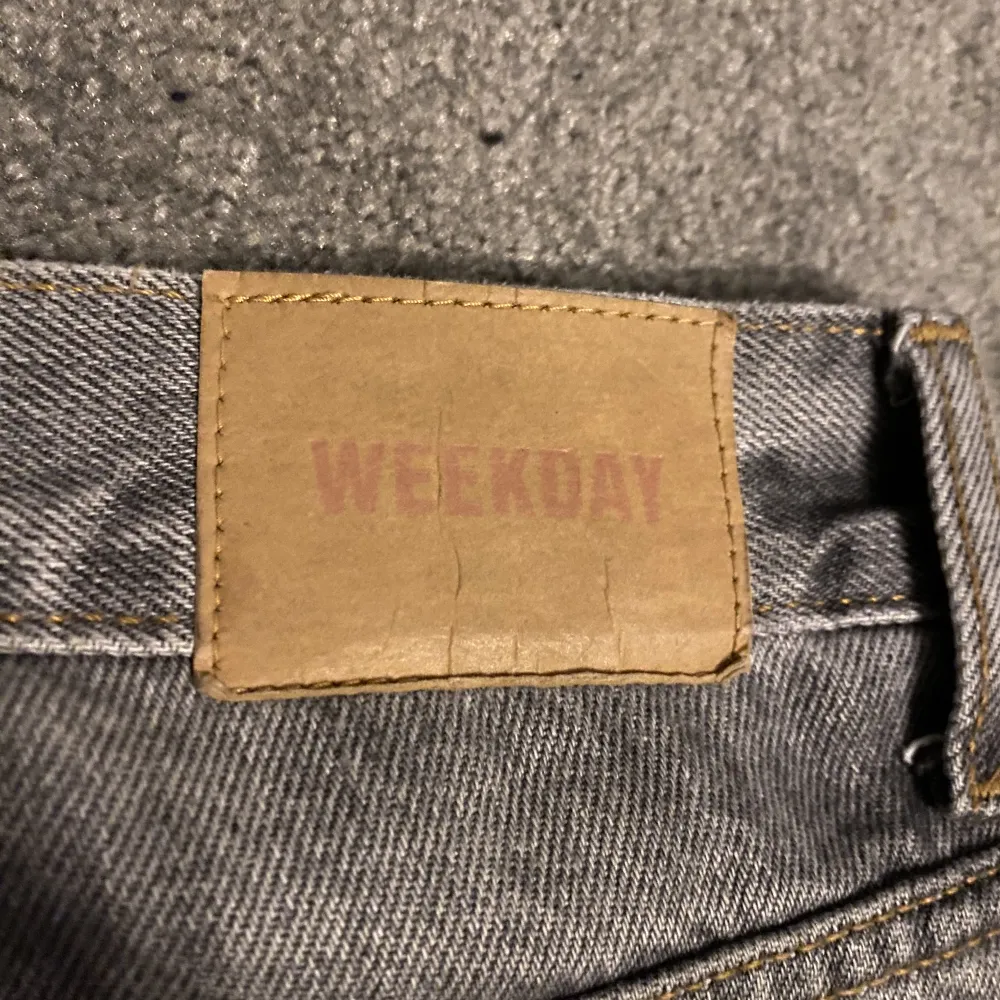 Tja, säljer ett par gråa jeans från weekday i väldigt fint skick 8/10, nypris - 700kr. Jeans & Byxor.