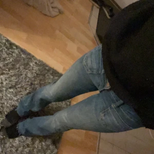Lågmidjade jeans - Lågmidjade jeans med fickor fram från Vera Moda, är avklippta vid fötterna och är bra längd för mig som är 165cm