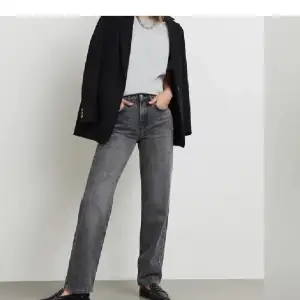 Super snygga jeans från Gina tricot🌟Köptes för 599kr, säljer för 250kr! Kan gå ner i pris vid snabb affär💞💞Storlek 32 men passar mig som har 34/36 beroende på hur man vill att de ska sitta 
