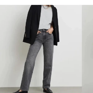 Gråa jeans Gina tricot  - Super snygga jeans från Gina tricot🌟Köptes för 599kr, säljer för 250kr! Kan gå ner i pris vid snabb affär💞💞Storlek 32 men passar mig som har 34/36 beroende på hur man vill att de ska sitta 