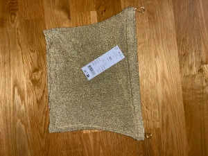 Supersöt tub topp🥰 - Oanvänd tub topp, guldig med glitter🤍  Säljes pga används ej men hittar ej kvitto! Nypris 259🫶🏻 Perfekt till jul eller nyår! Passar mig so