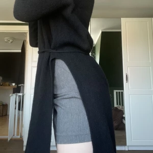 Kashmirklänning från The Row - Världens finaste och lyxigaste klänning i 100% kashmir från The Row. Storlek S. Jättefint skick men har lite parfymdoft vilket jag är känslig mot. Köpt av mig på Vestiaire.