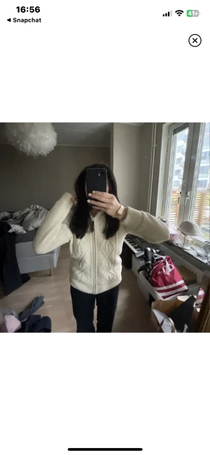 Tjocktröja med luva - Världens finaste vita kofta med luva!!🤩🤩 älskar men säljer då jag behöver pengar