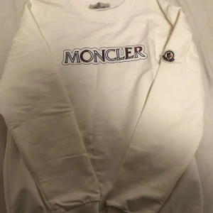 Moncler  - Hej jag säljer min moncler tröja använd få gånger. Vid frågor eller funderingar så skriv gärna. Vi kan också diskutera pris 