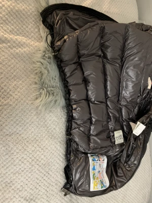 Moncler - Säljer moncler maya