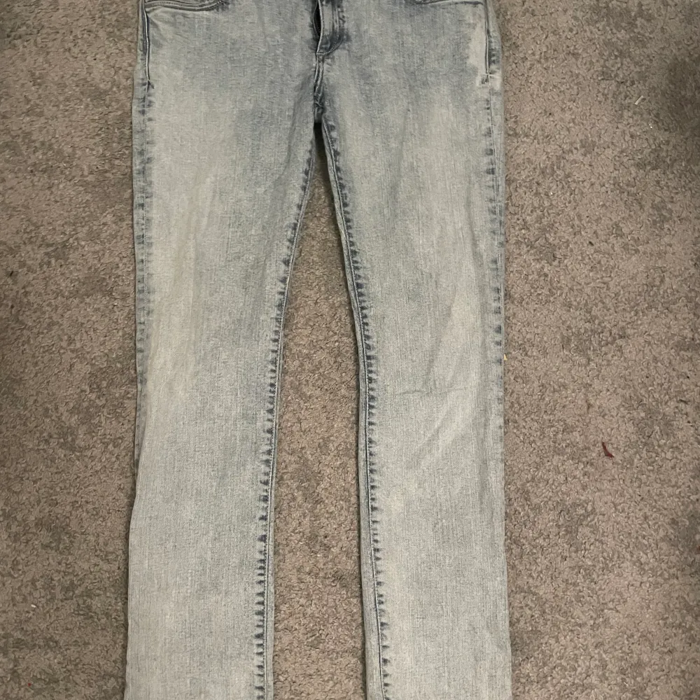 Ljusblå lågmidajade cross jeans som är långa i benen, är för stora för mig. Jeans & Byxor.