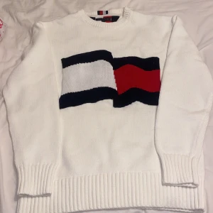 Tommy Hilfiger - Säljer min brors stickade tröja. Använd 1 gång. Tröjan är i jätte bra skick, som en helt ny tröja. Kontakta gärna för fler frågor.