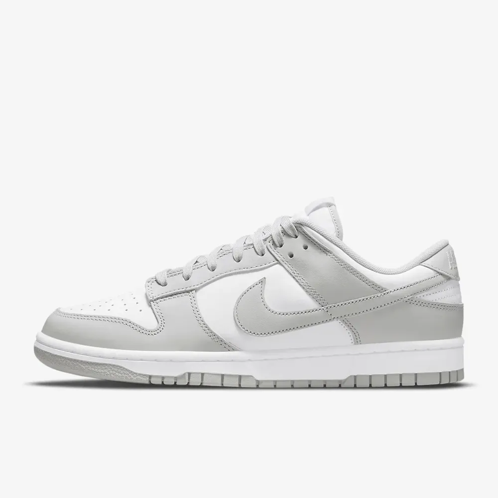 Nike Dunk Retro Low i storlek 43, helt nya. . Skor.