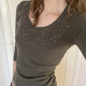 Söt långärmad  - Söt långärmad med sammettryck och kristaller. Säljer då den inte används, från lindex men går inte att köpa längre. Bra skick! Köps via köp nu <3