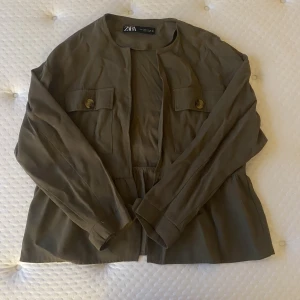 Jacka - Fläck på baksidan (bild nr 2)