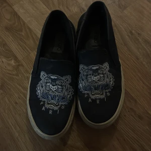 Kenzo skor  - Säljer dessa skor från märket kenzo!! Köpta på Jackie för ett år sen. Använda men går att snygga till dom. 