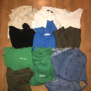Klädpaket  - Beige skjorta - A days march strl M Vit skjorta - Zara strl S Vit tröja- Lindex strl M Svart ribbad tröja - Monki strl S Blå tröja - Zara strl S Mörkgrön tröja - GinaTricot strl S Grönt mjukisset - H&M strl S Blå byxor - H&M strl 36 Grönt linne - Ralph La