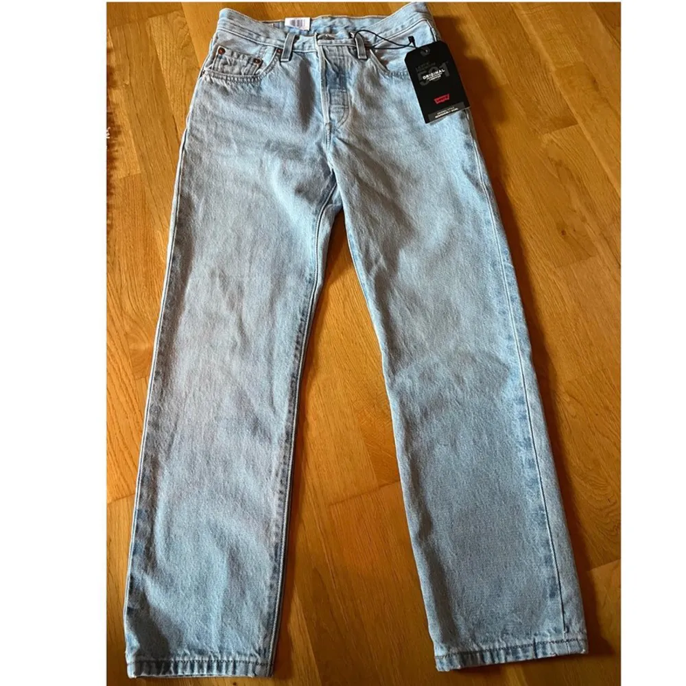 Säljer dessa extremt snygga Levis jeans eftersom jag köpte för liten storlek så därav har dom aldrig blivit använda, prislapp sitter kvar. Modell 501 straight leg.. Jeans & Byxor.