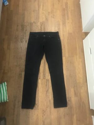 Replay jeans - Säljer nu dessa svarta Replay jeans riktigt billig då dom inte kommer till någon använda längre. Dom är i riktigt bra skick. Det är bara att höra av sig om man har några frågor eller vill ha fler bilder😁😁😁