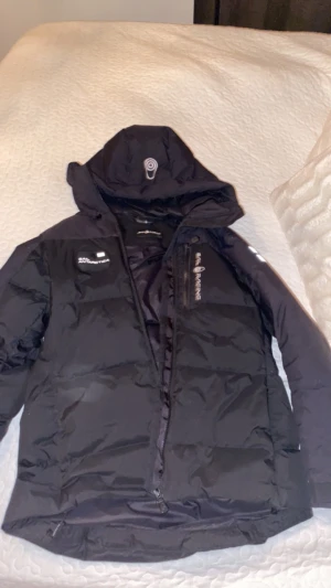 Sail racing Jacka - Säljer nu min fina sailracing jacka som är i fint skick. Jag köpte den förra vintern och bara använt den några få gånger. Jag köpt den som ny för 3700 kr i stadium och säljer den för 2700 men kan gå ner i pris för snabb affär.